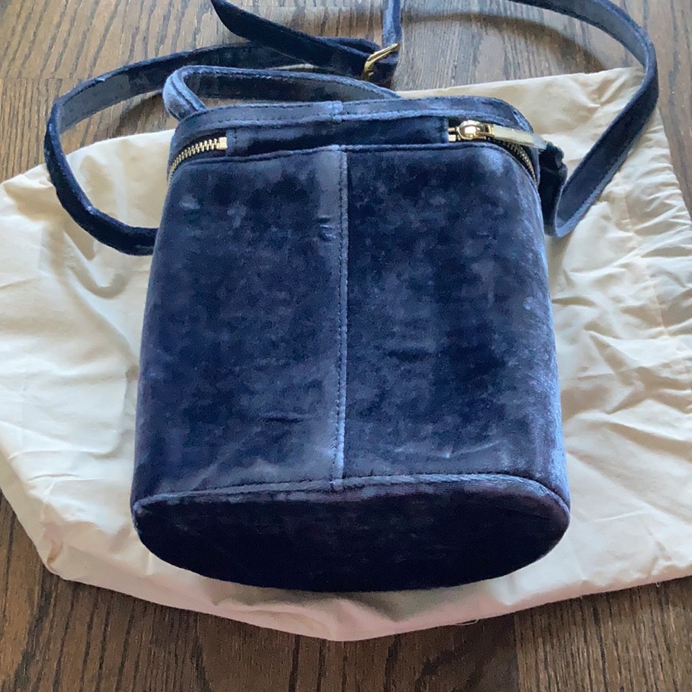 STAUD ‘vitti’ velvet bucket bag in navy blue - Picture 15 of 16